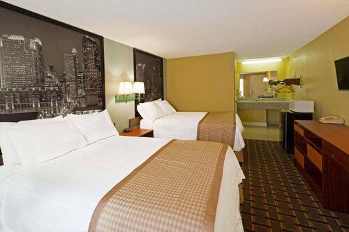 Гостиница Super 8 by Wyndham Charlotte Airport North в Шарлотте