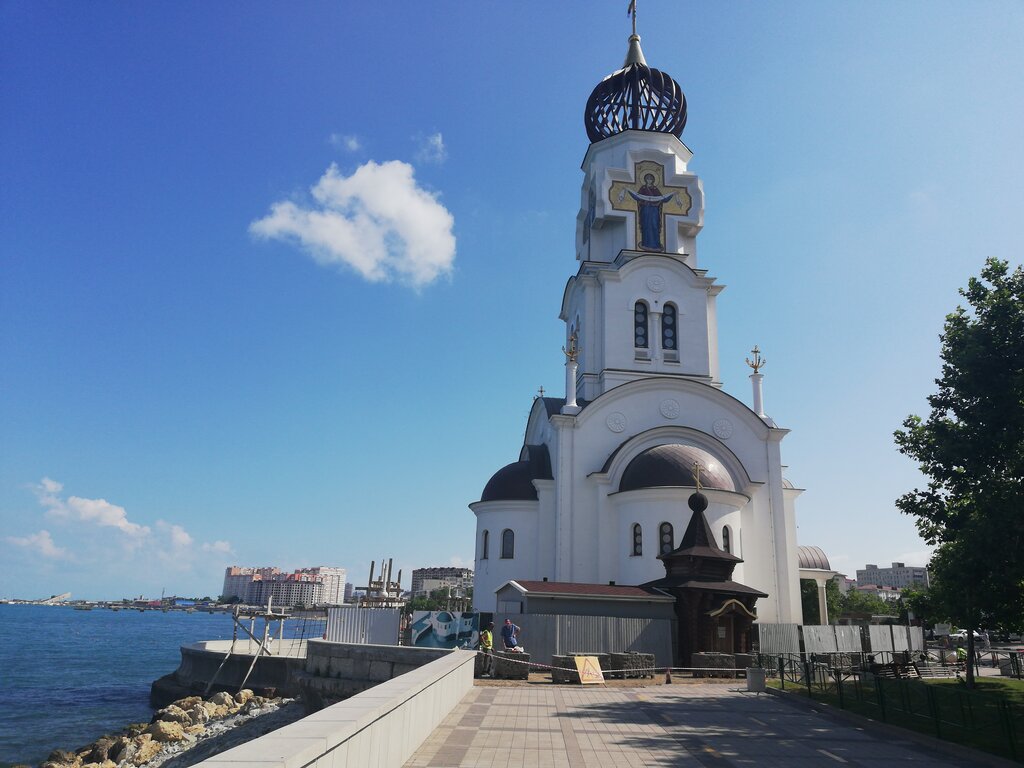 Церковь на набережной