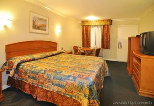 Гостиница Orange Tustin Inn