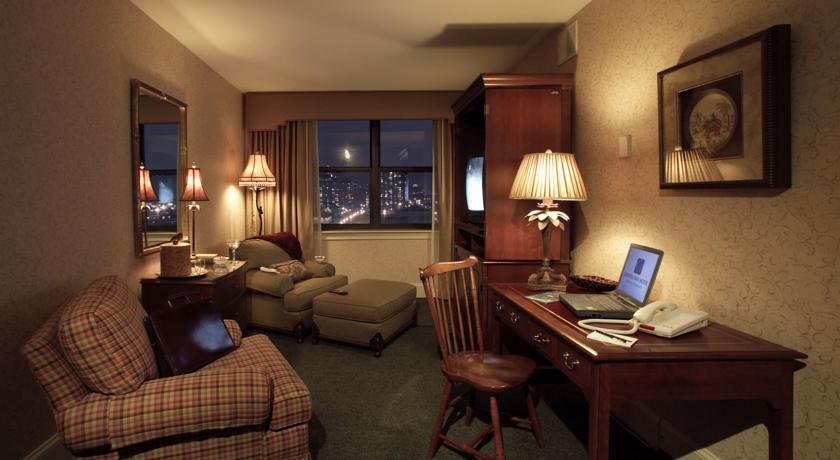 Фото Collegian Hotel & Suites Trademark Collection by Wyndham