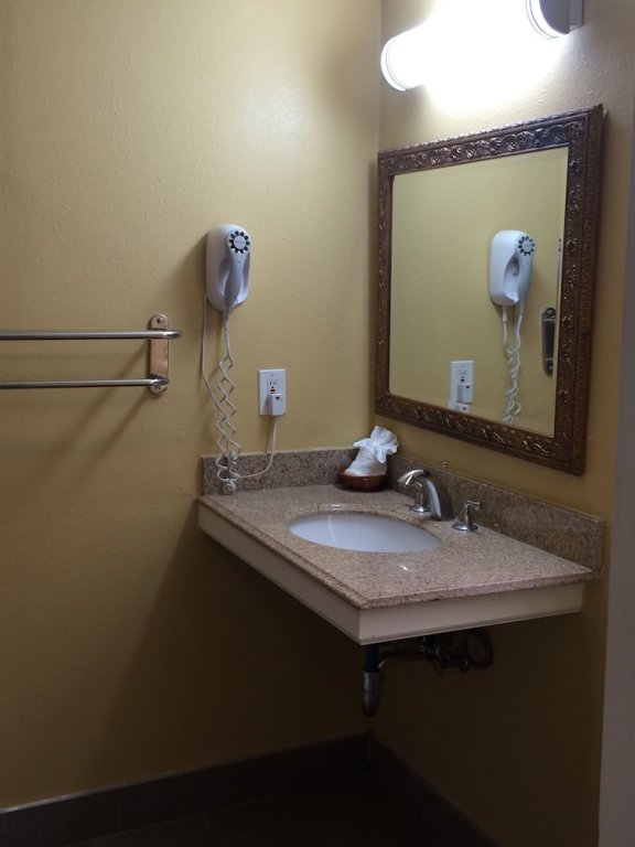 Фото Oasis Inn & Suites