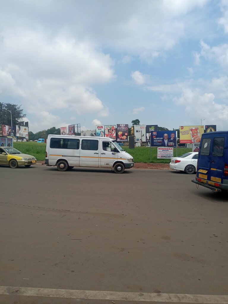 Roadside rest area Suame Roundabout, Suame, Kumasi, photo
