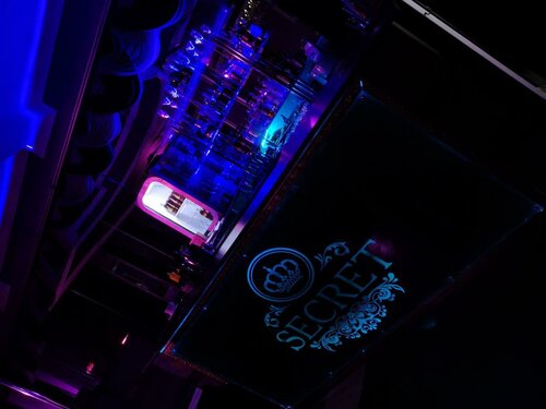 Ол зәр шығару үшін юбкасын көтерді (порно)