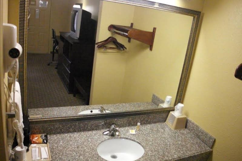 Фото Days Inn by Wyndham Lake Charles