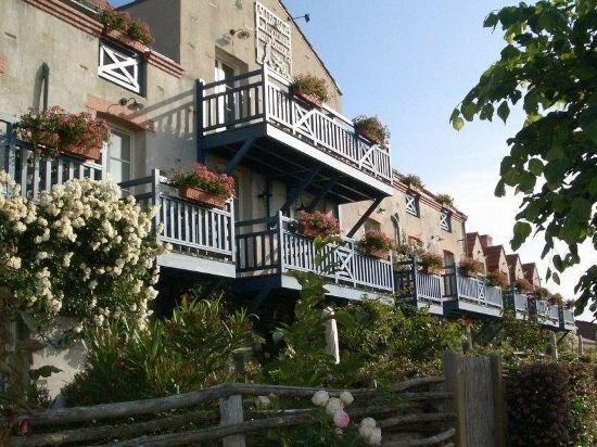 Гостиница Hotel Résidence La Fontaine Aux Bretons