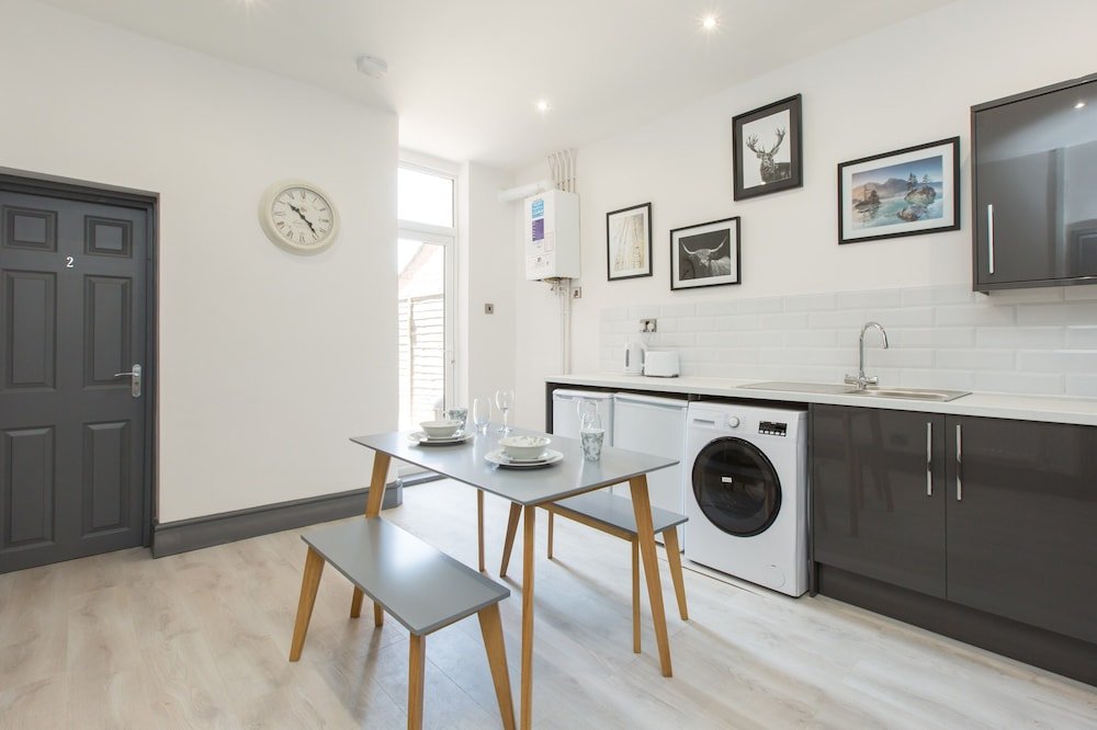 Фото Townhouse Plus @ 166 Edleston Road Crewe