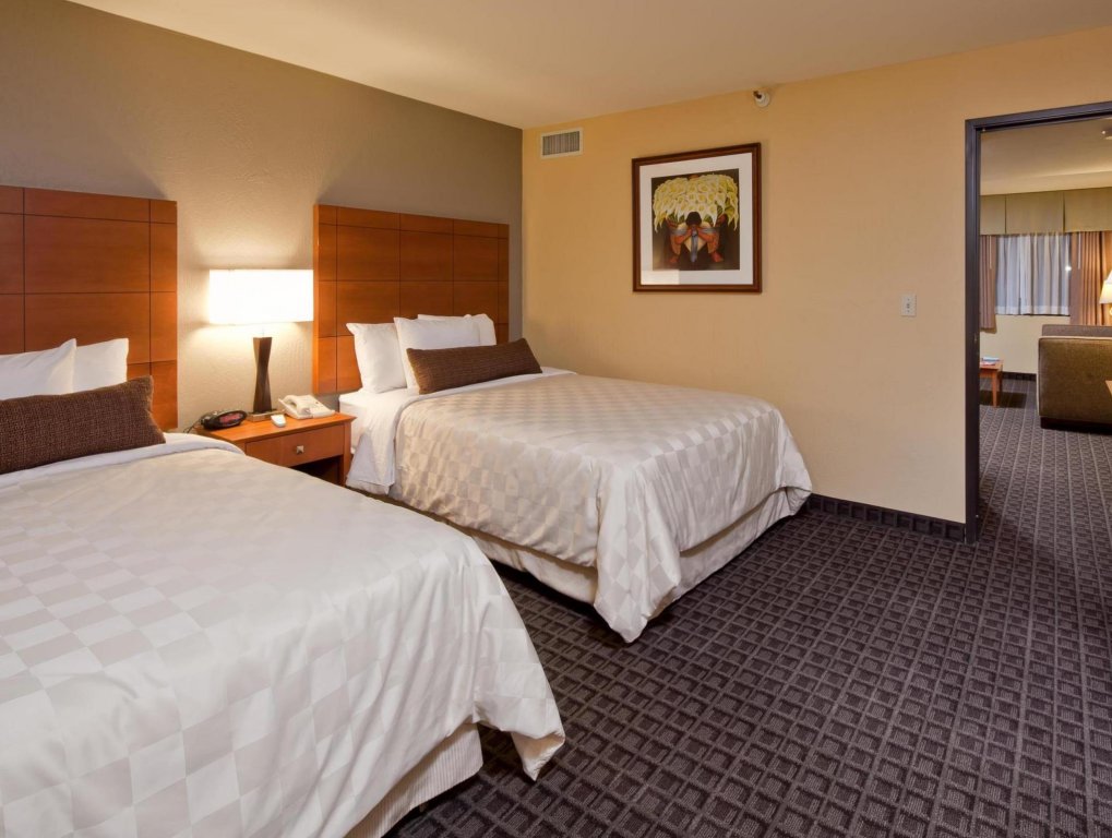 Фото Best Western Plus Scottsdale Thunderbird Suites