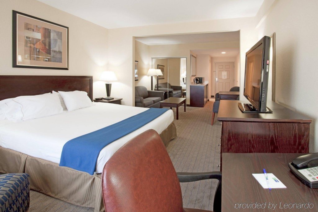 Фото Holiday Inn Express Hotel & Suites Clearwater/Us 19 N, an Ihg Hotel