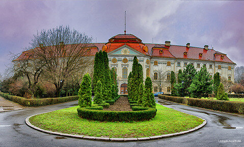 Гостиница Living In Aparthotel в Орадя