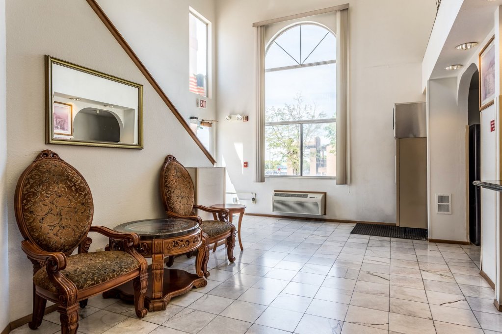 Фото Econo Lodge Inn & Suites