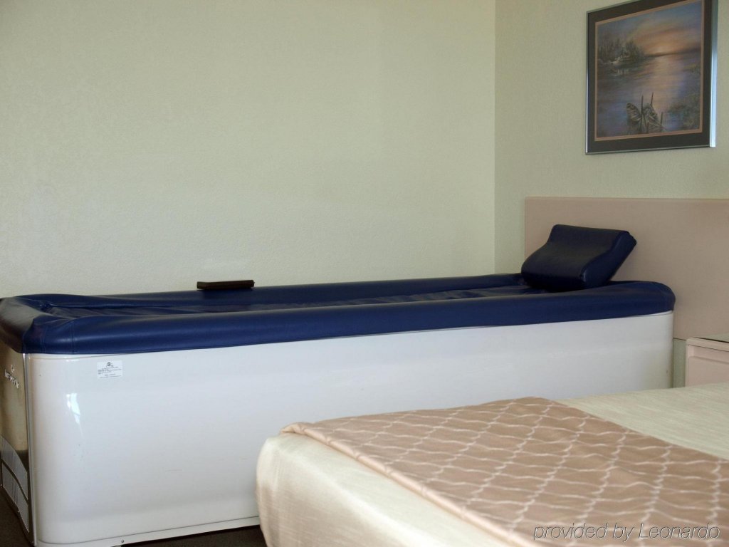 Фото Super 8 by Wyndham Dauphin