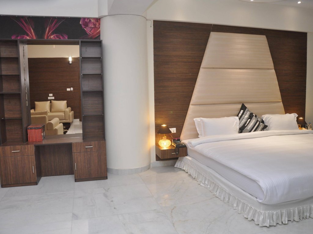 Фото The Solitaire