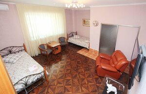 Monroe (Artyom, 1-y Sevskiy pereulok, 47), hotel