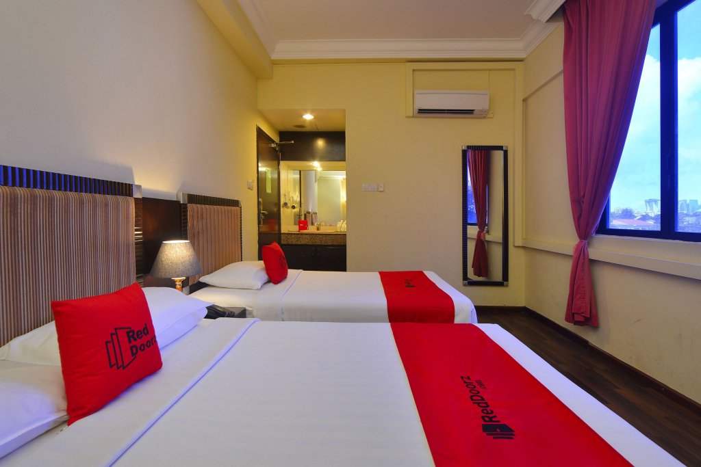 Фото RedDoorz at Aljunied