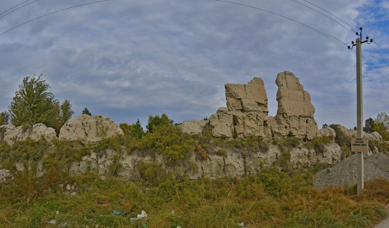 Chiroyli etuk kaltak yosh sikiklarni sikadi