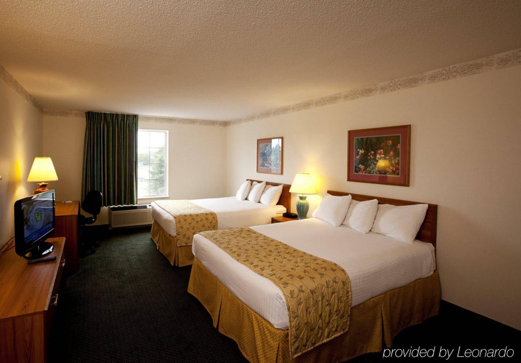 Фото Baymont by Wyndham Mackinaw City