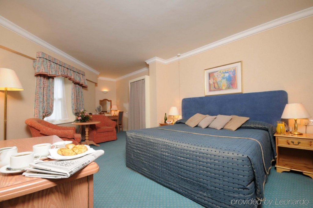 Фото Coulsdon Manor Hotel and Golf Club