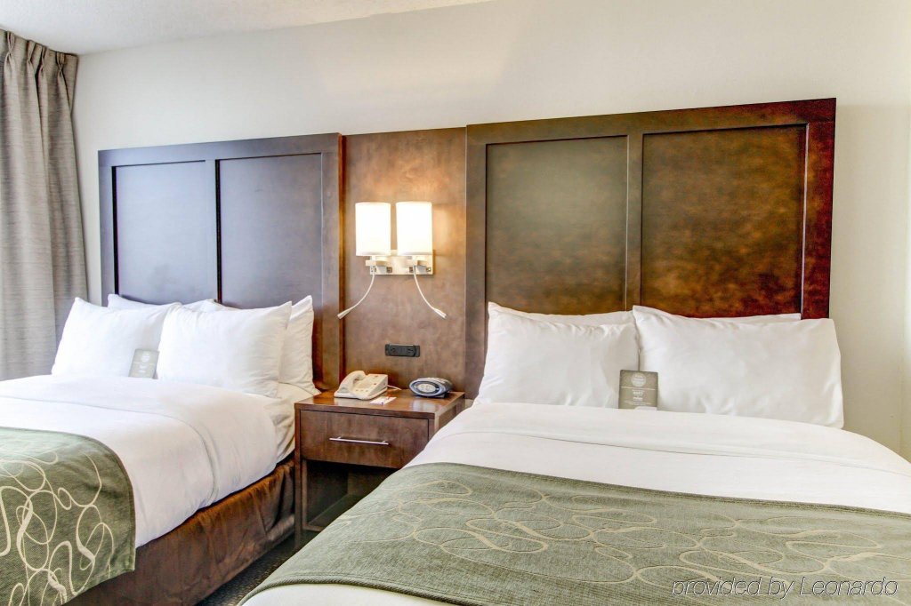 Фото Comfort Suites Airport