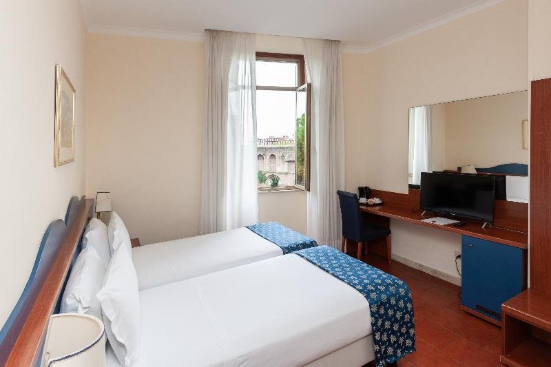 Фото Hotel Portamaggiore