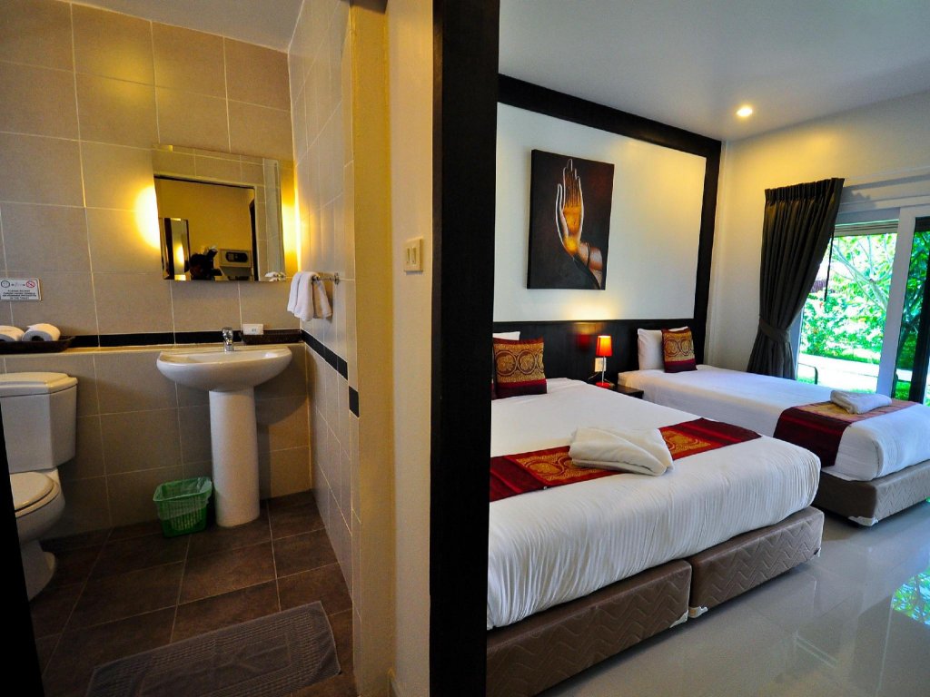 Фото Phuket Airport Hotel