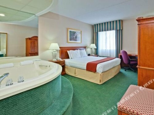 Гостиница Holiday Inn Express Detroit-Warren by Ihg в Уоррене