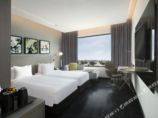 Фото Novotel Chennai Chamiers Road Hotel