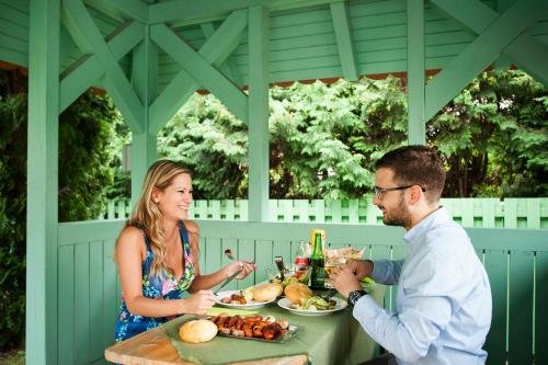 Фото Отель Holiday Club Apartman