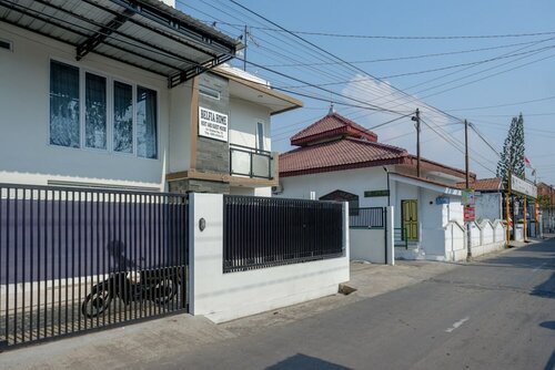 Гостиница RedDoorz Plus Syariah near Stasiun Tegal 2 в Тегале