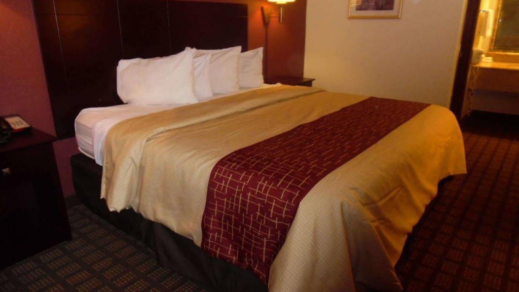 Фото Red Roof Inn & Suites Oklahoma City Southwest