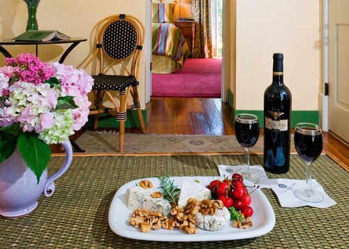 Внешний вид отеля Lavender, A Four Sisters Inn в Юнтвилле, фото 3