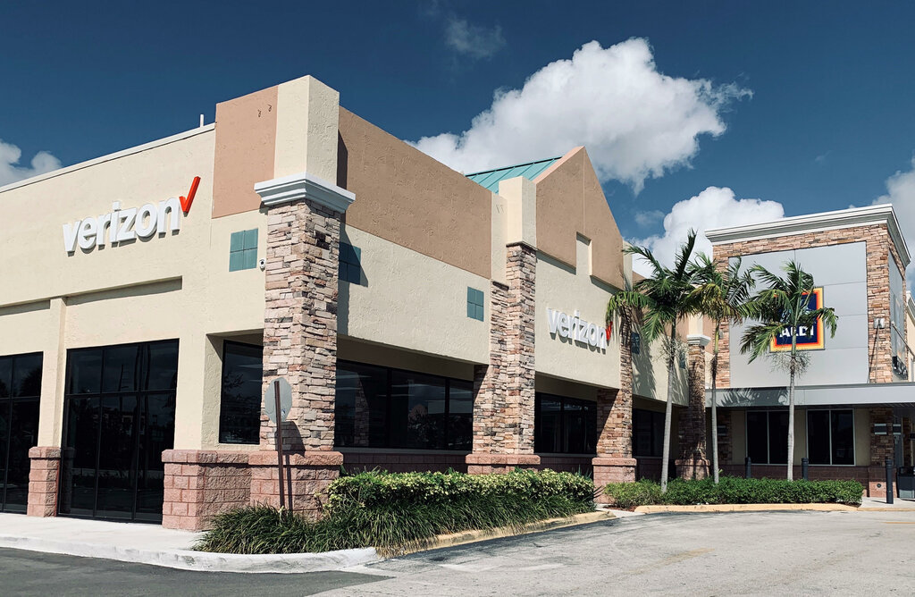 Telecommunication equipment Verizon Authorized Retailer - Victra, Fort Lauderdale, photo