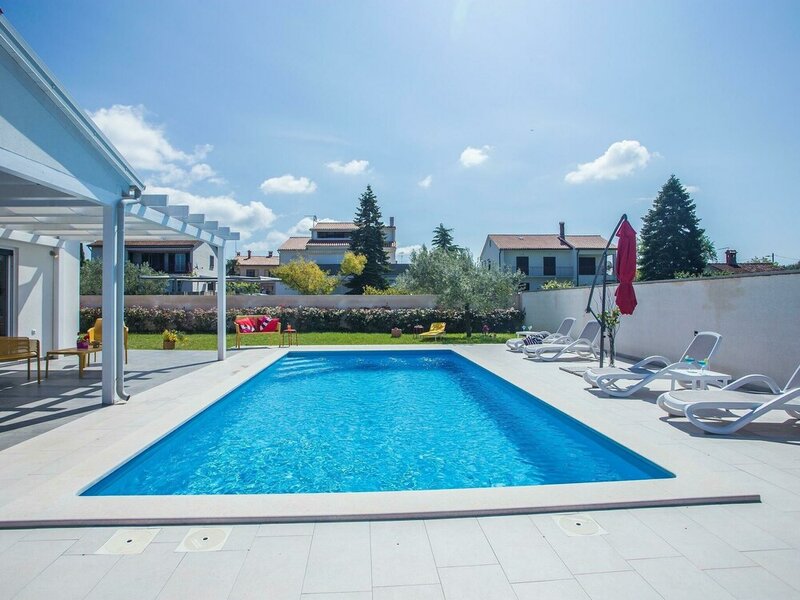 Elegant Villa with Swimming Pool in Pula near Sea