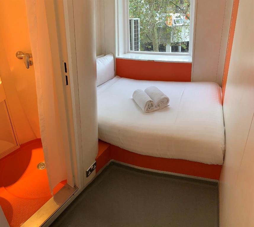 Фото EasyHotel London South Kensington