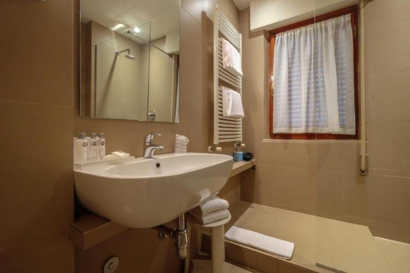 Фото Hotel De la Ville