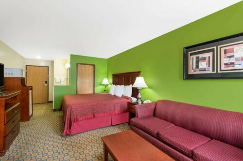 Гостиница Days Inn & Suites by Wyndham Wichita в Уичите