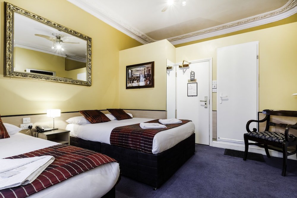 Фото Tudor Court Hotel