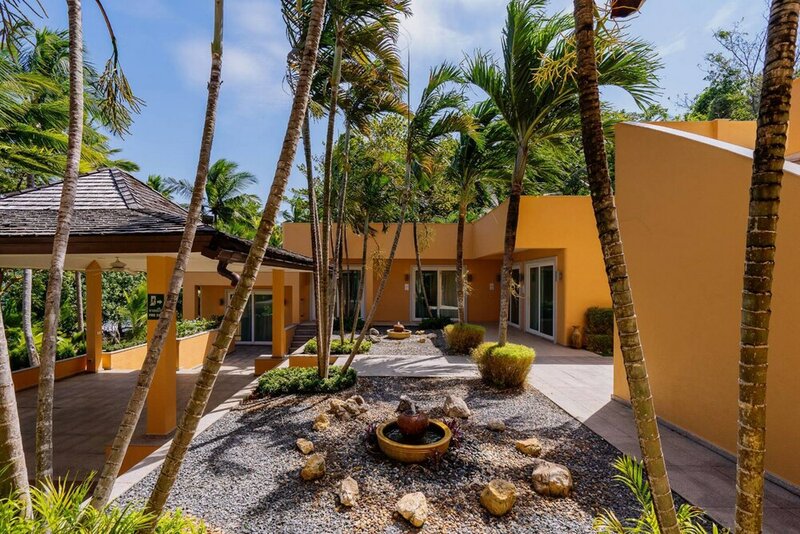 Гостиница Coral Cove Beachfront Villa - Hotel Managed