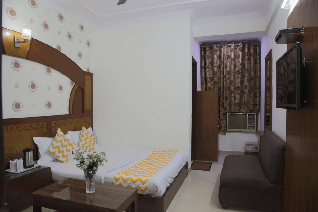 Фото Oyo 14710 Hotel Pallvi Palace