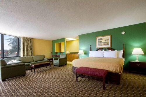 Гостиница Days Inn & Suites by Wyndham Duncan/Spartanburg