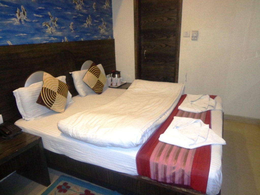 Фото Hotel Guruvas Inn