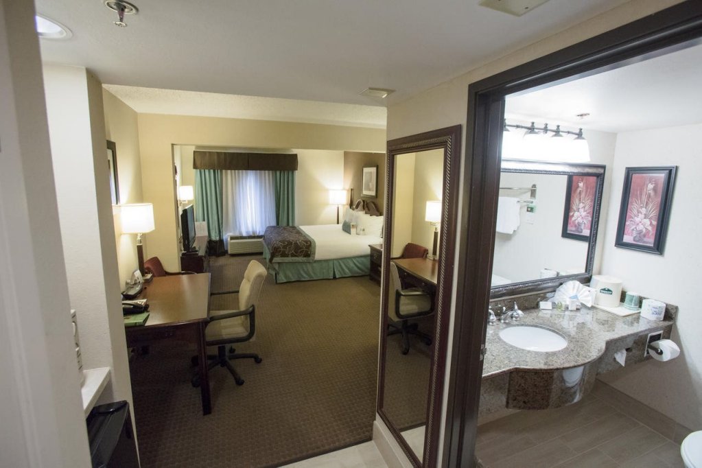 Фото Holiday Inn Express And Suites Arlington North - Stadium Area, an Ihg Hotel