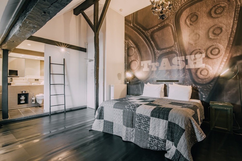 Фото Hotel Trash Deluxe