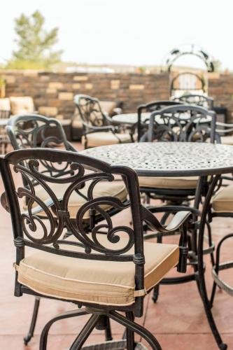 Фото Teddy's Residential Suites Watford City