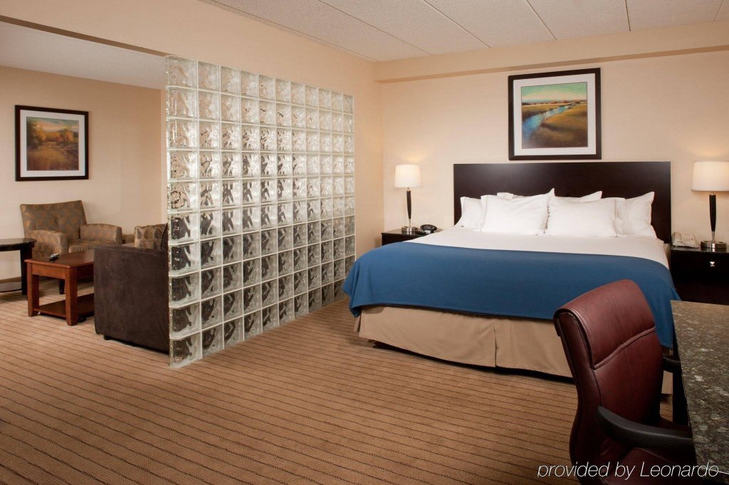 Фото Holiday Inn Express Boston - Waltham, an Ihg Hotel