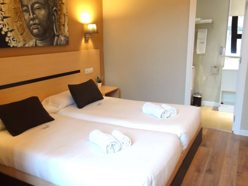 Фото Hostal Live Natura Barcelona