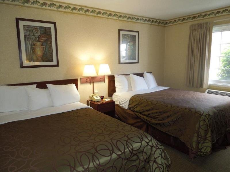 Фото Days Inn by Wyndham Cleveland Lakewood