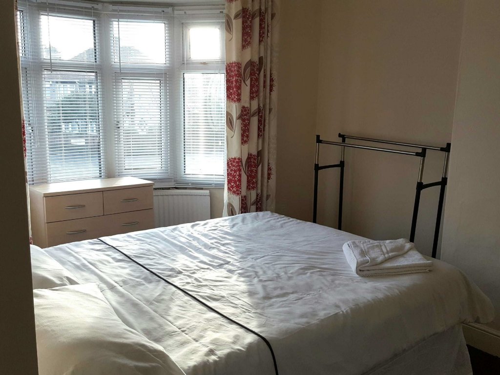 Фото Oaklands Avenue