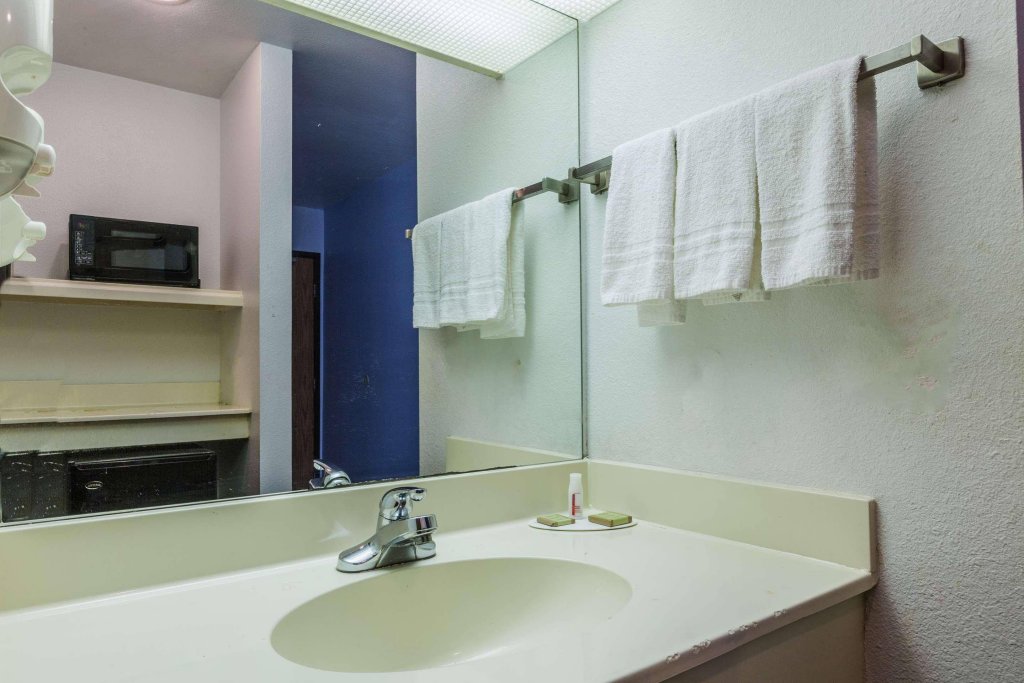 Фото Super 8 by Wyndham Garland North Dallas Area