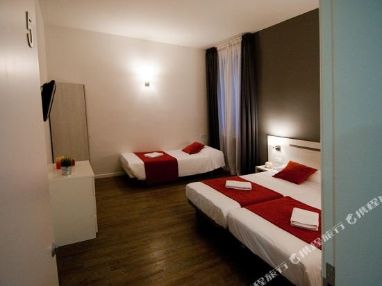 Фото Hostal Live Barcelona