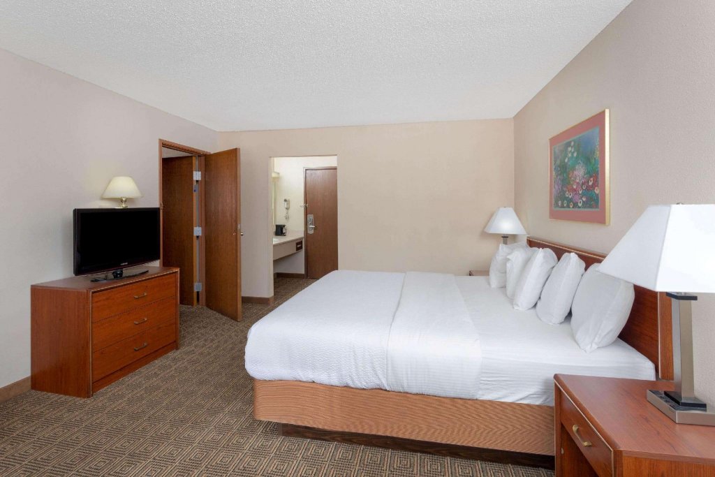 Фото La Quinta Inn by Wyndham Indianapolis East-Post Drive